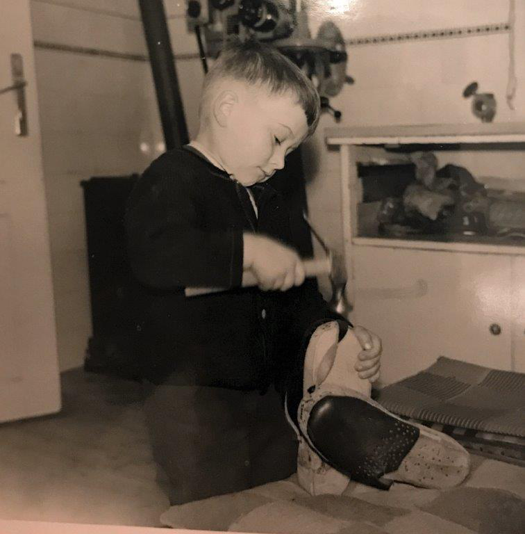 Kind beim Schuhemachen